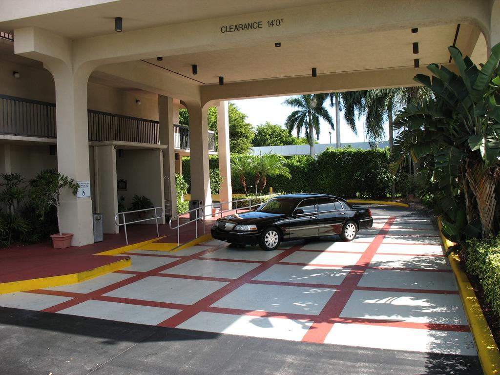 Quality Inn Palm Beach International Airport West Palm Beach Exterior photo